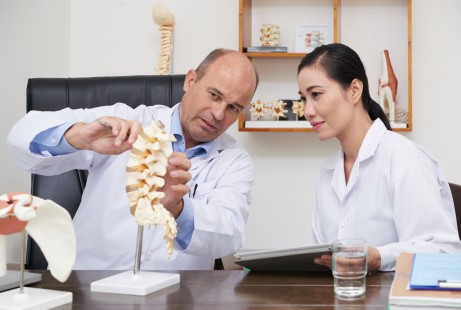   Lumbar Disc Herniation: Causes, Non-Surgical Options & When to Choose Surgery 